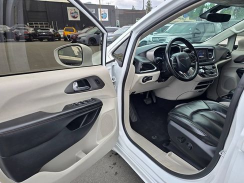 Used 2020 Chrysler Pacifica Touring-L FWD image 22