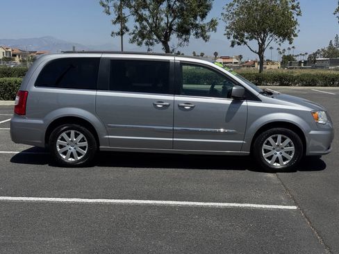 Used 2015 Chrysler Town & Country Touring FWD image 4