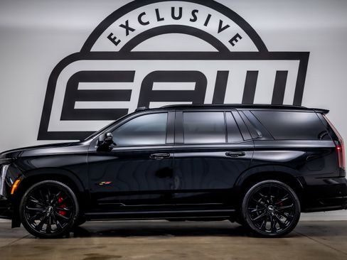 Used 2025 Cadillac Escalade V w/ LPO, ONYX Package image 5