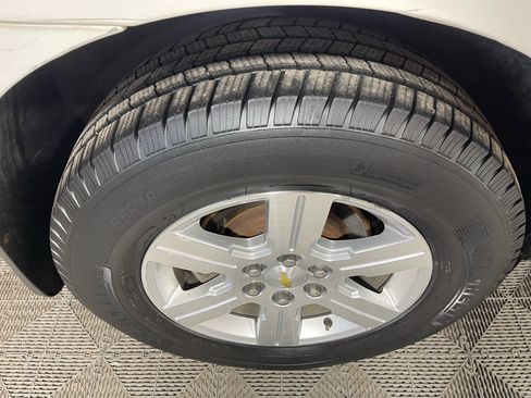 Used 2011 Chevrolet Traverse LT image 18