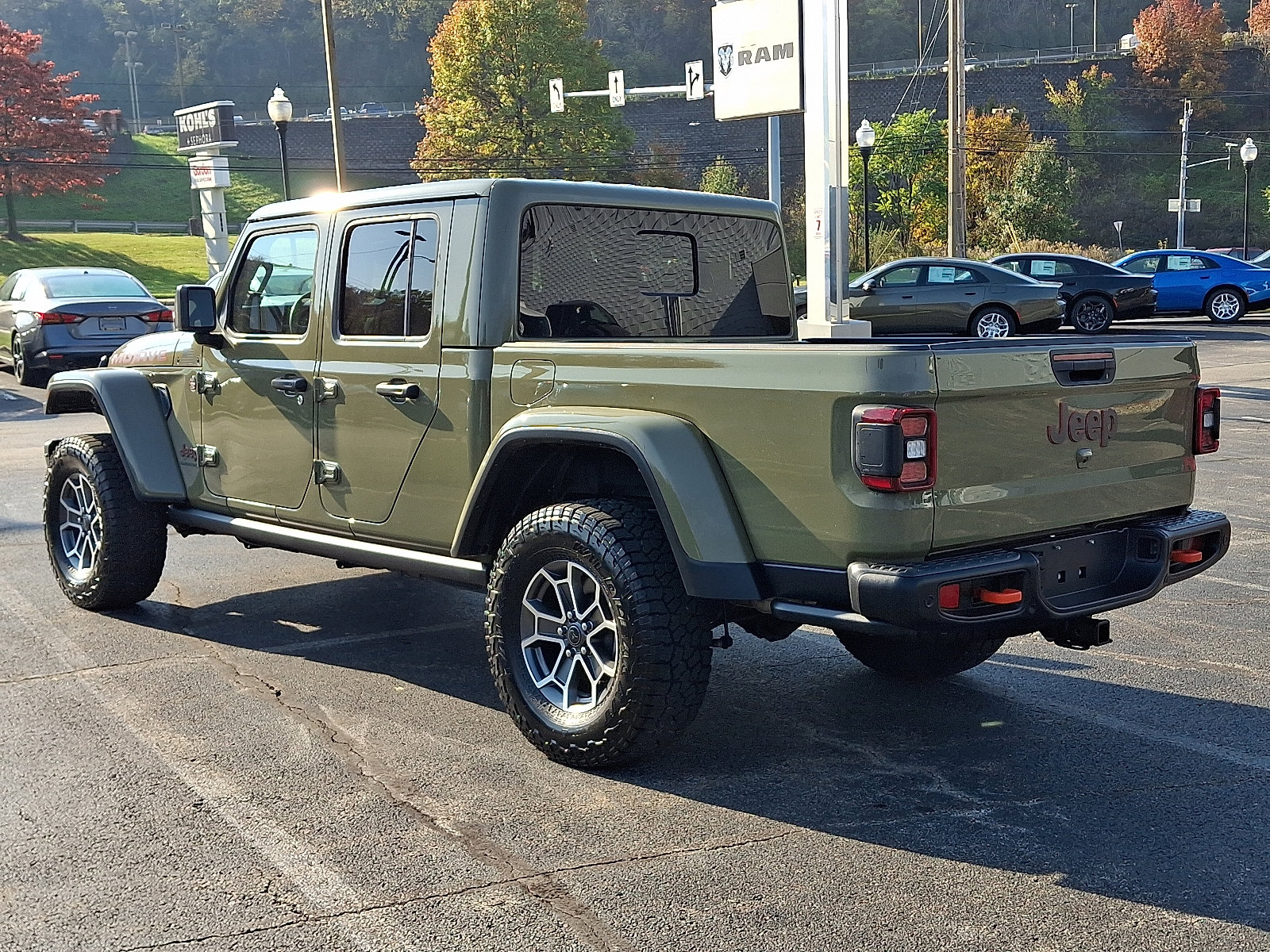 Used 2025 Jeep Gladiator Mojave AWD/4WD image 6