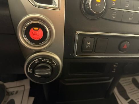 Used 2018 Nissan Titan SV AWD/4WD image 30