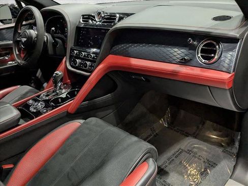 Used 2023 Bentley Bentayga image 23