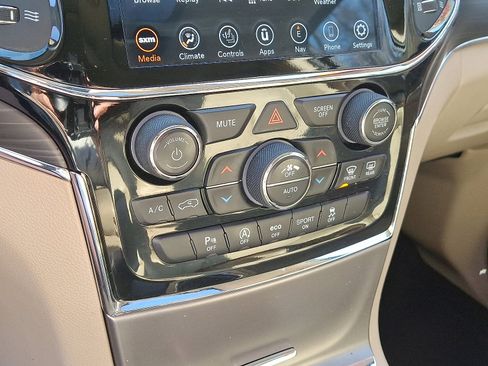 Used 2020 Jeep Grand Cherokee Limited AWD/4WD image 17