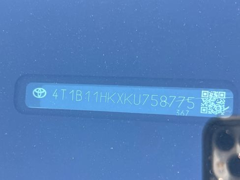 Used 2019 Toyota Camry SE FWD image 23