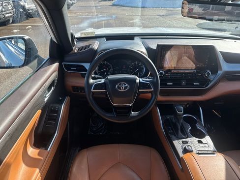 Used 2021 Toyota Highlander Platinum image 14