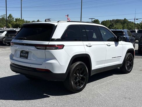 Used 2025 Jeep Grand Cherokee Altitude AWD/4WD image 6
