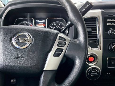 Used 2017 Nissan Titan SV AWD/4WD image 11