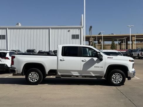 Used 2024 Chevrolet Silverado 2500 LT AWD/4WD image 3