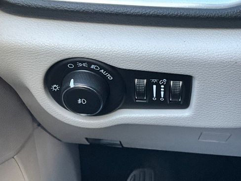 Used 2020 Chrysler Pacifica Limited FWD image 15