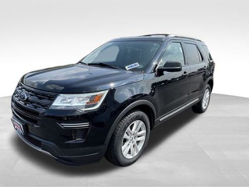 Used 2018 Ford Explorer XLT image 3