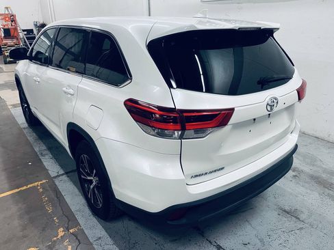 Used 2017 Toyota Highlander Plus FWD image 6