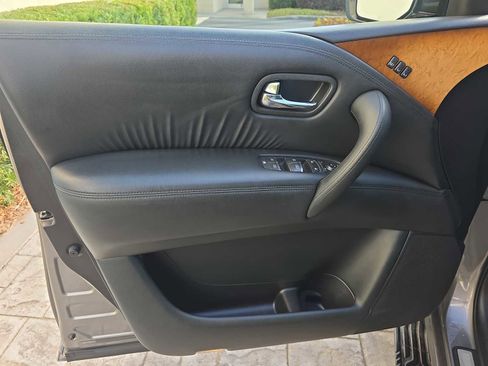 Used 2014 INFINITI QX80 image 16