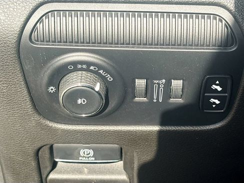 Used 2023 Jeep Wagoneer L Series III w/ Preferred Equipment Group AWD/4WD image 10