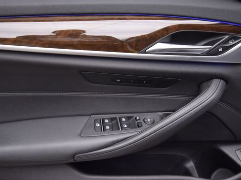 Used 2020 BMW 530i xDrive w/ Premium Package image 29