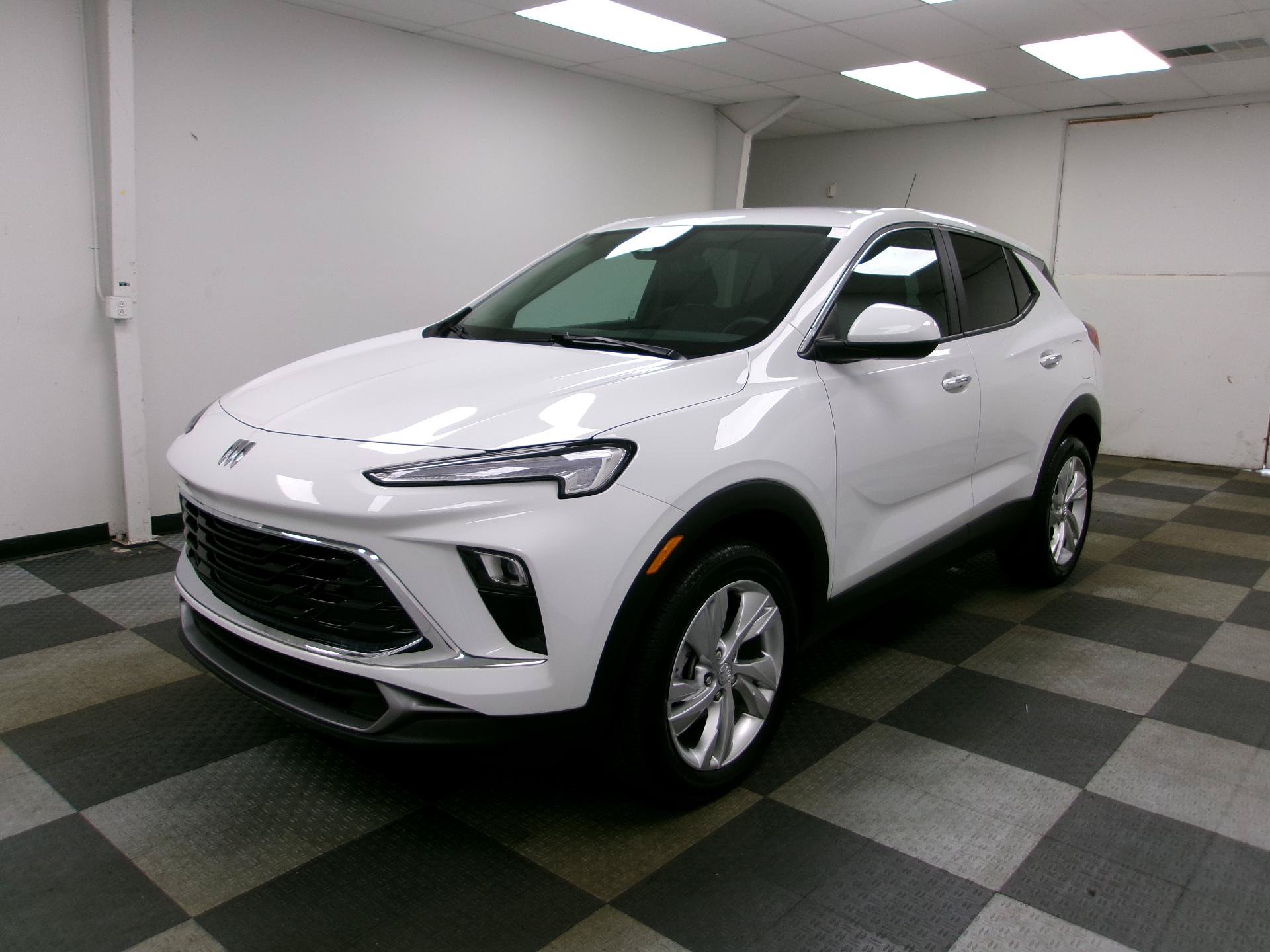 Used 2024 Buick Encore GX Preferred w/ Comfort Package AWD/4WD image 1