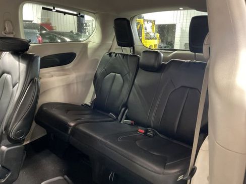 Used 2022 Chrysler Pacifica Touring-L image 11