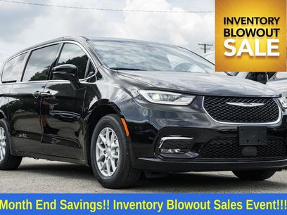New 2025 Chrysler Pacifica Select