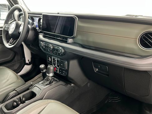 Used 2025 Jeep Gladiator Mojave image 24