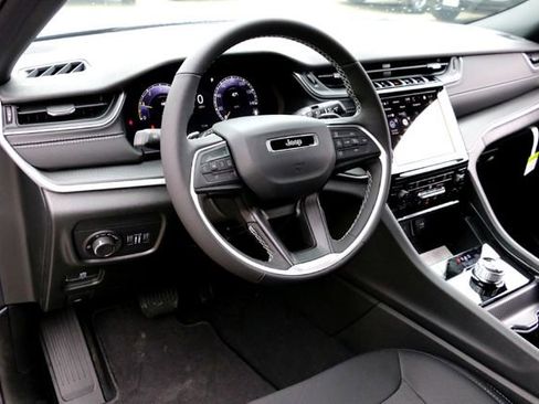 New 2025 Jeep Grand Cherokee L Laredo image 8