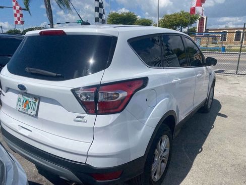 Used 2017 Ford Escape SE image 3