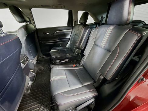 Used 2019 Toyota Highlander SE w/ Nightshade Edition AWD/4WD image 20
