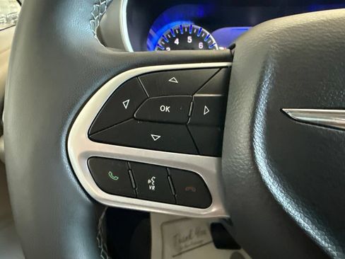 Used 2024 Chrysler Pacifica Touring-L FWD image 15