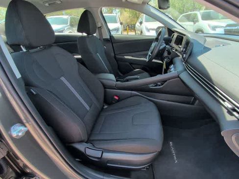 Used 2025 Hyundai Elantra SE image 17