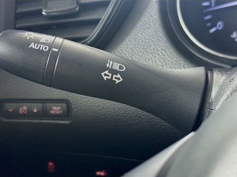 Used 2018 Nissan Rogue SV FWD image 12