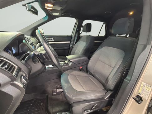 Used 2017 Ford Explorer XLT w/ Equipment Group 201A FWD image 28