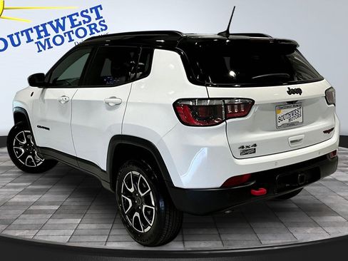 Used 2025 Jeep Compass Trailhawk w/ Trailer Tow Group AWD/4WD image 5
