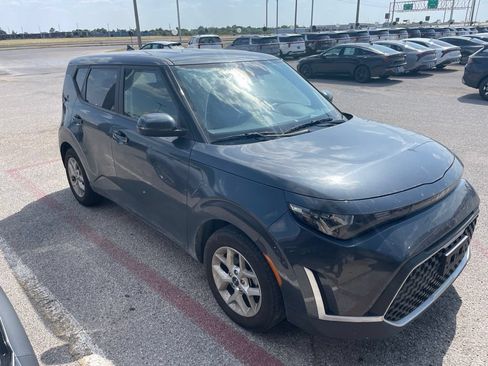 Used 2025 Kia Soul LX w/ LX Technology Package FWD image 2