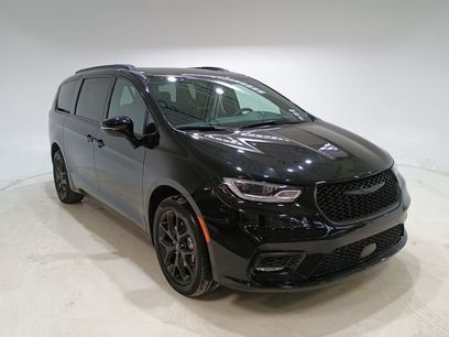 Used 2023 Chrysler Pacifica Limited w/ Uconnect Theater Family Group