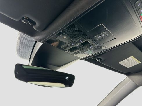 Certified 2022 Volkswagen Tiguan SE R-Line image 18