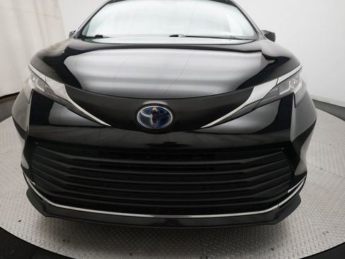 Used 2023 Toyota Sienna XLE FWD image 23