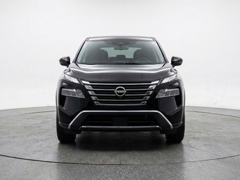 Used 2025 Nissan Rogue SV image 2