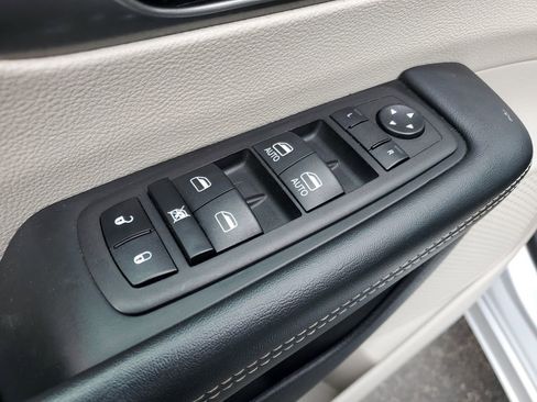 Used 2023 Chrysler Pacifica Touring-L FWD image 24