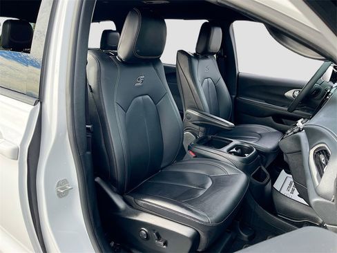 Used 2024 Chrysler Pacifica Touring-L w/ Uconnect Theater Family Group image 30