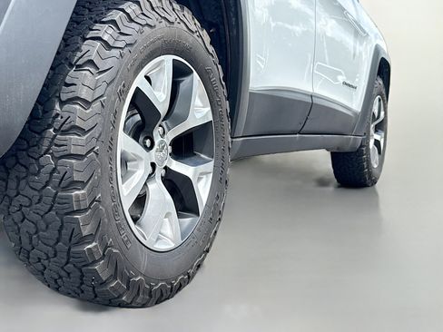 Used 2017 Jeep Cherokee Trailhawk AWD/4WD image 16