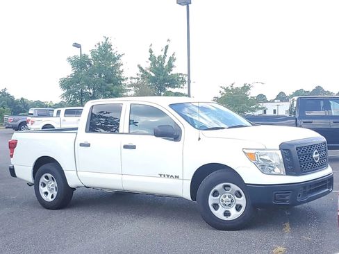 Used 2017 Nissan Titan S image 2