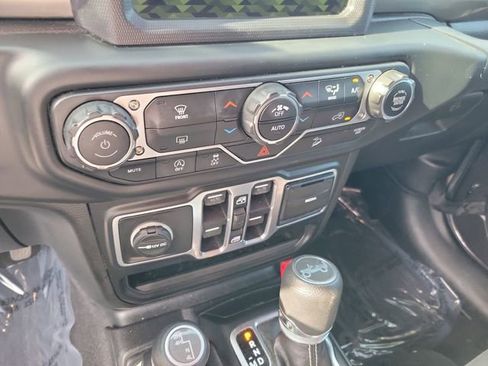 Used 2018 Jeep Wrangler Unlimited Sahara image 19