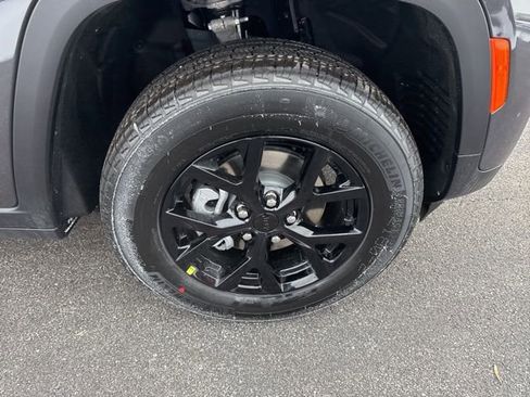 New 2025 Jeep Grand Cherokee Altitude image 13