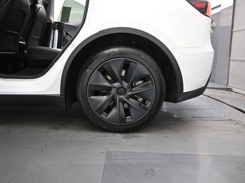 Used 2025 Tesla Model Y Long Range image 18