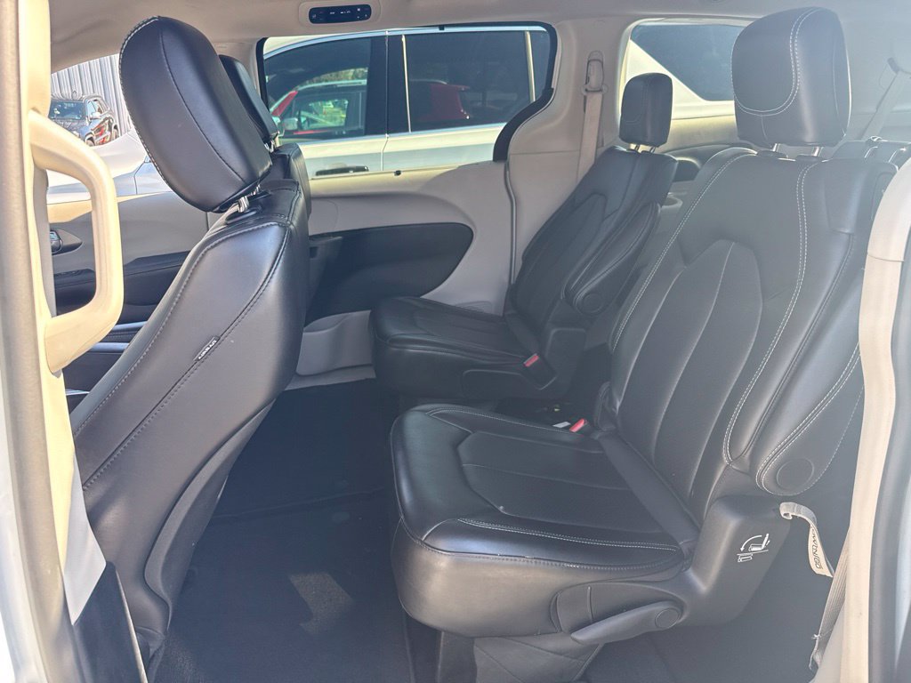 Used 2024 Chrysler Pacifica Touring-L FWD image 6