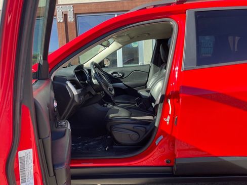 Used 2017 Jeep Cherokee Trailhawk w/ Cold Weather Group image 13