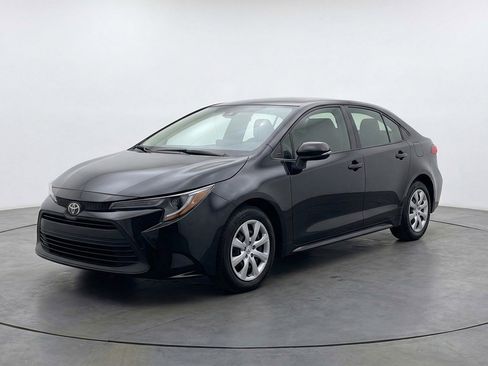 Used 2025 Toyota Corolla LE image 3