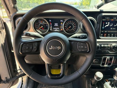 Used 2023 Jeep Gladiator Mojave AWD/4WD image 22