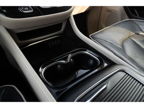 Used 2022 Chrysler Pacifica Limited FWD image 27