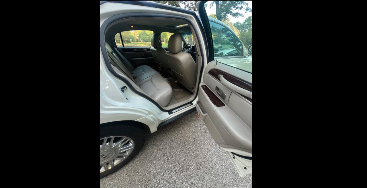 Used 2006 Lincoln Town Car Signature Limited RWD image 17