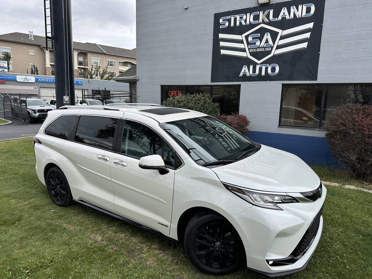 Used 2021 Toyota Sienna Limited AWD/4WD image 2